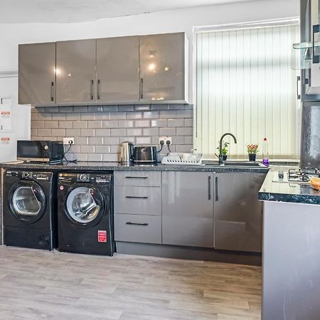 Rochdale 3 Bedroom House 2 Bath With Free Parking Sleeps 7 Exterior photo