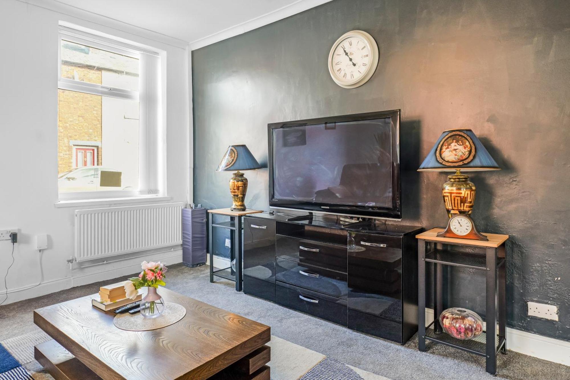 Rochdale 3 Bedroom House 2 Bath With Free Parking Sleeps 7 Exterior photo