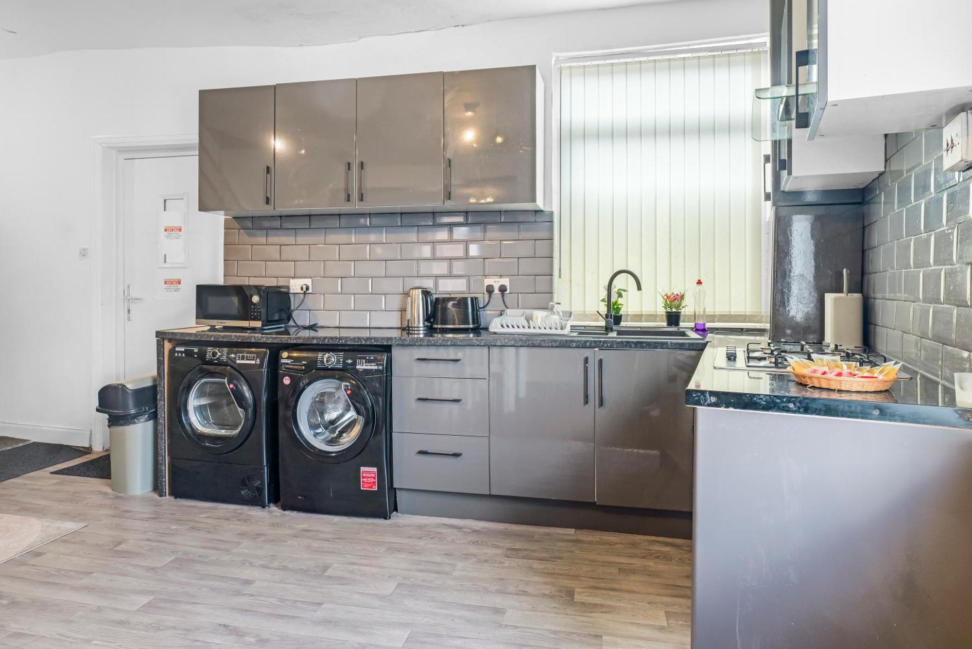 Rochdale 3 Bedroom House 2 Bath With Free Parking Sleeps 7 Exterior photo