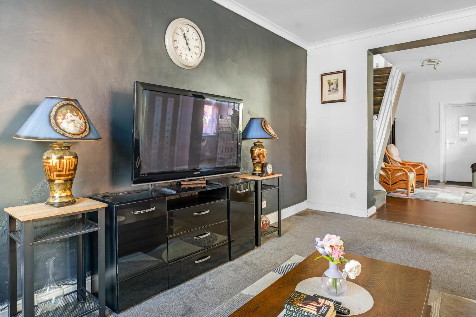 Rochdale 3 Bedroom House 2 Bath With Free Parking Sleeps 7 Exterior photo