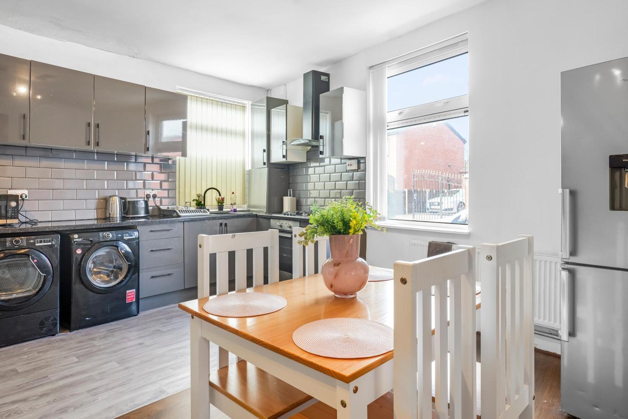 Rochdale 3 Bedroom House 2 Bath With Free Parking Sleeps 7 Exterior photo