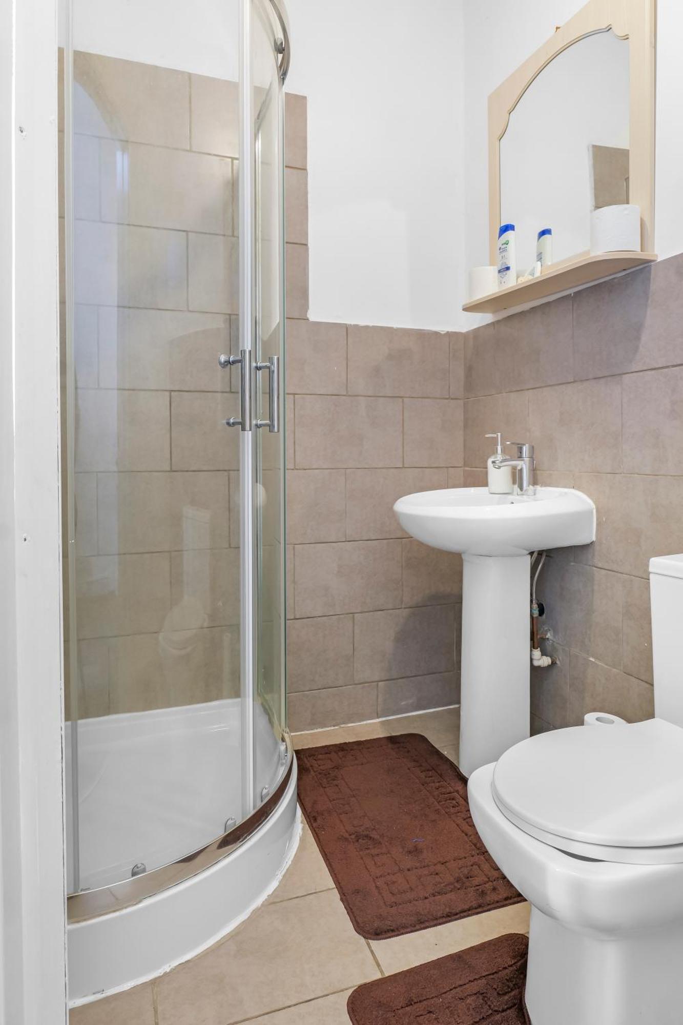 Rochdale 3 Bedroom House 2 Bath With Free Parking Sleeps 7 Exterior photo