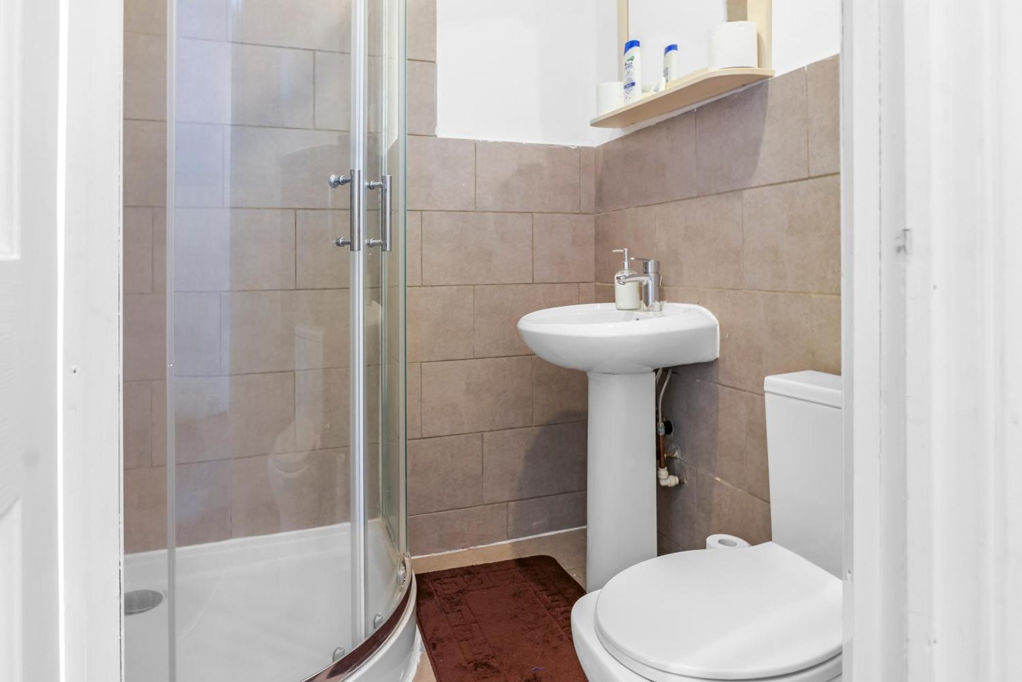 Rochdale 3 Bedroom House 2 Bath With Free Parking Sleeps 7 Exterior photo