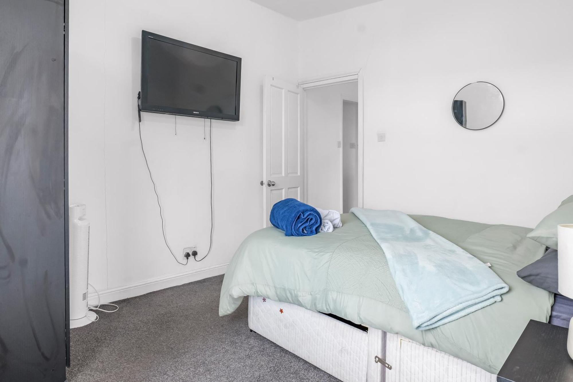 Rochdale 3 Bedroom House 2 Bath With Free Parking Sleeps 7 Exterior photo
