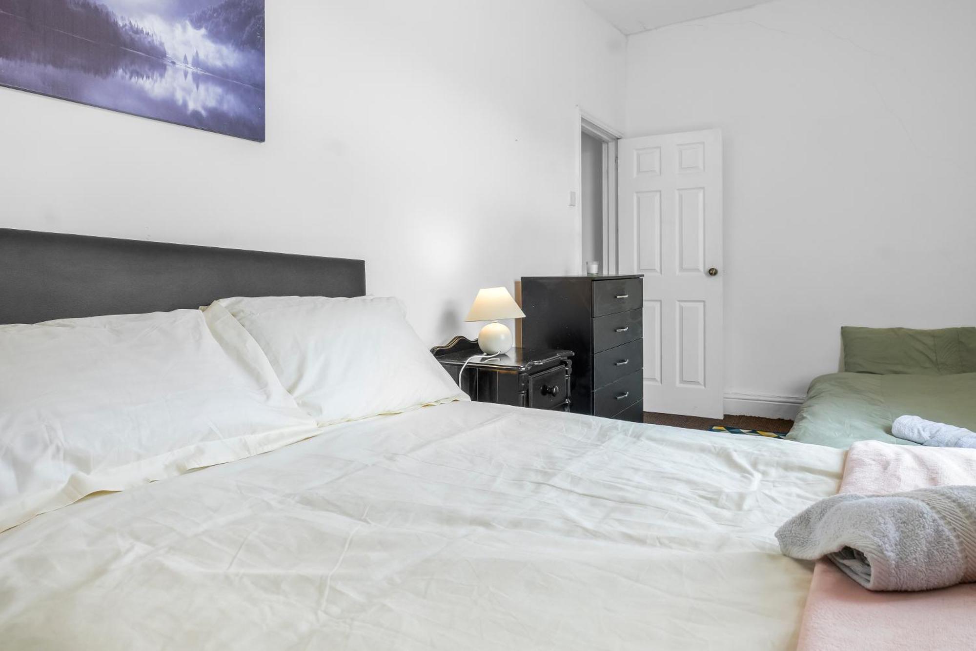 Rochdale 3 Bedroom House 2 Bath With Free Parking Sleeps 7 Exterior photo