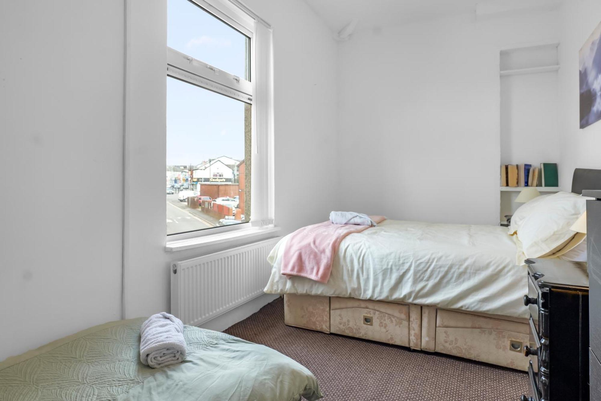 Rochdale 3 Bedroom House 2 Bath With Free Parking Sleeps 7 Exterior photo
